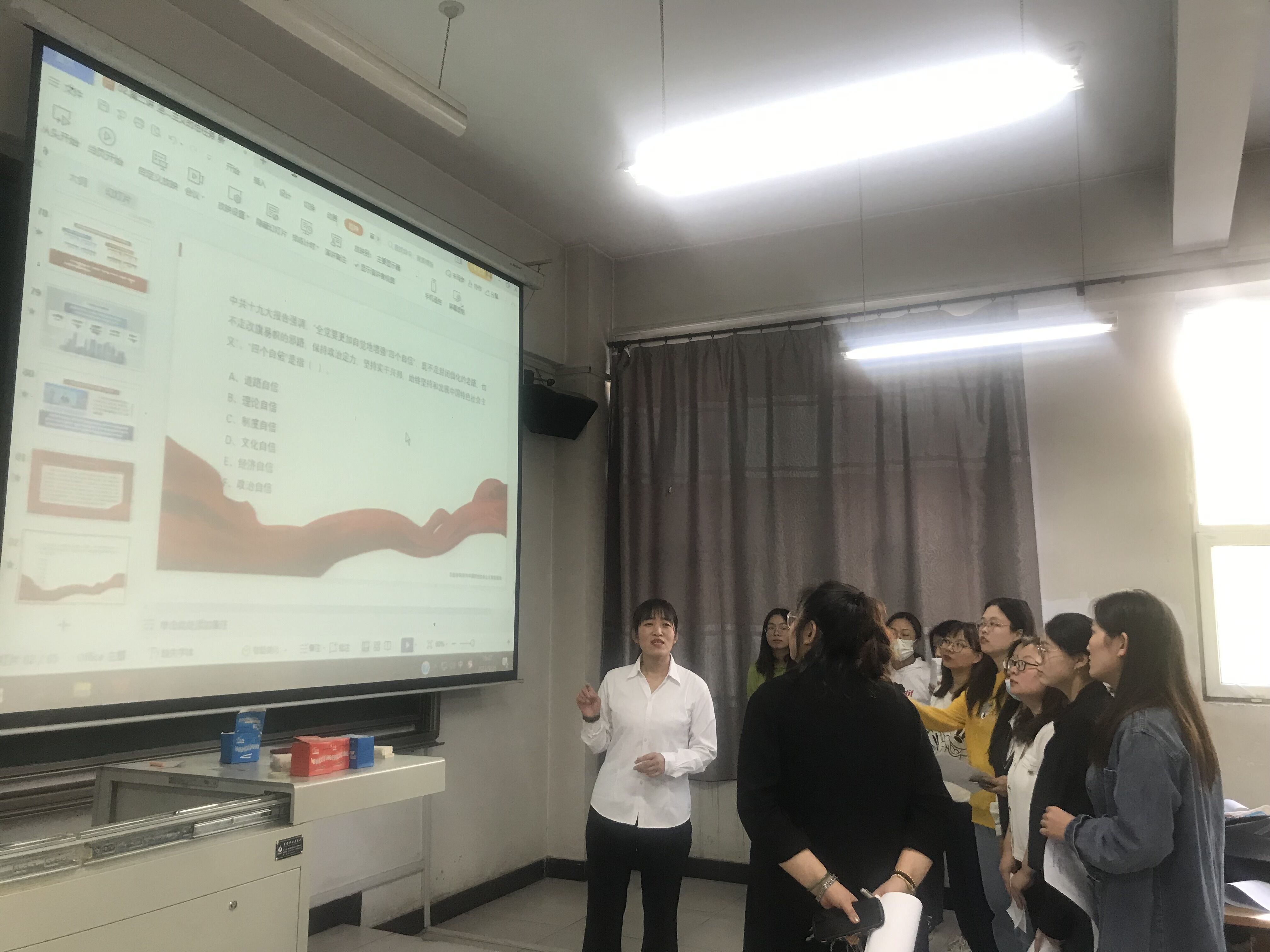 齐聚力 共研讨 促成长----思政部开展新学期“思政会课厅”活动
