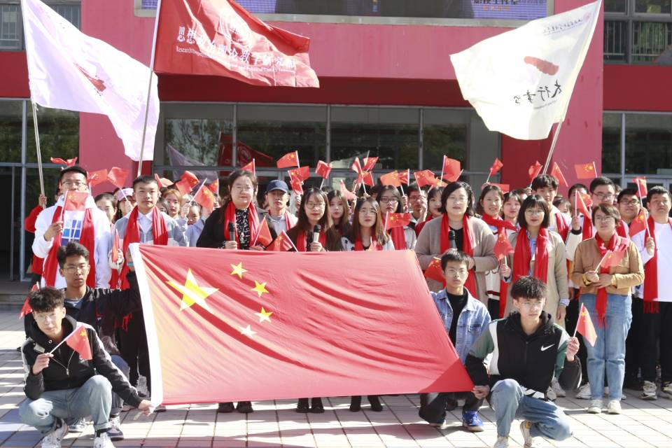 唱响红色经典 弘扬爱国精神