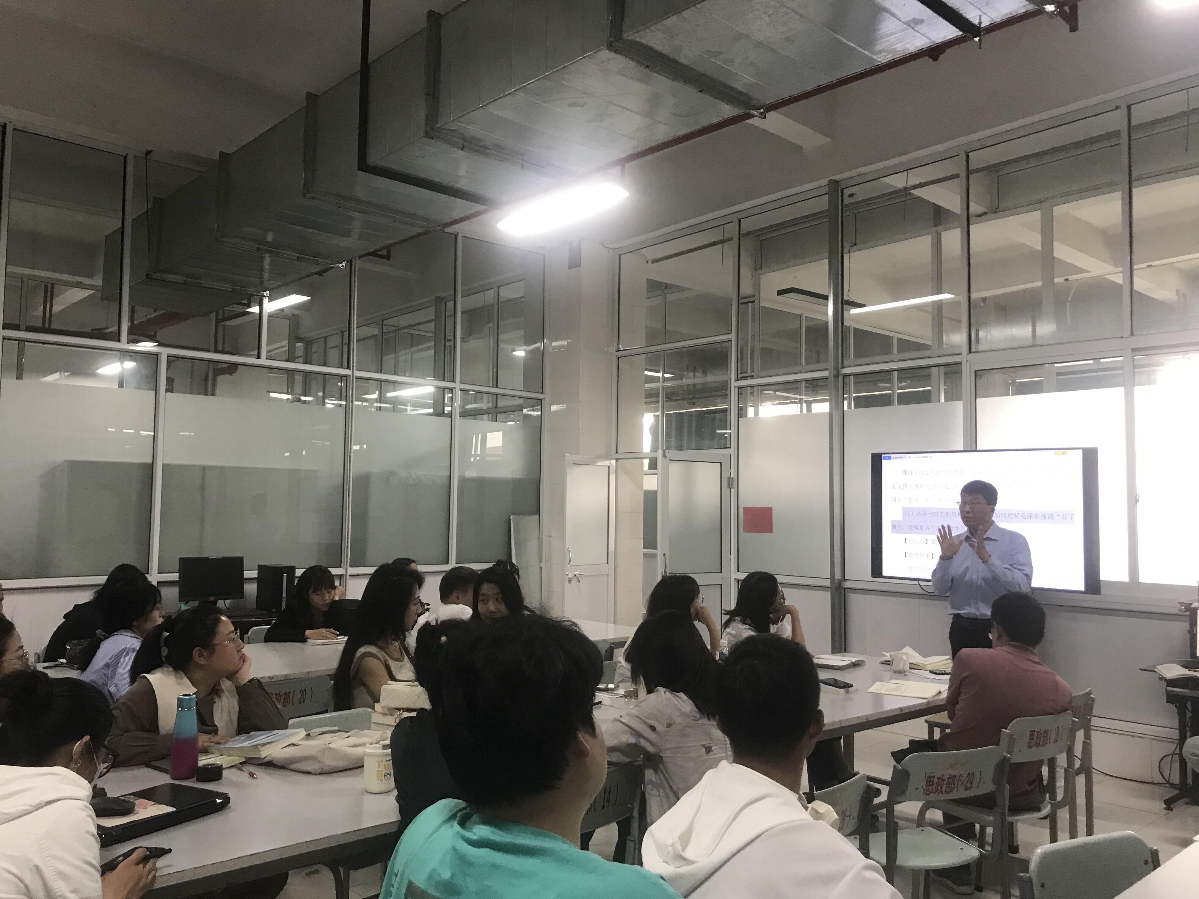 思想政治理论教学研究部召开“信院思享会”