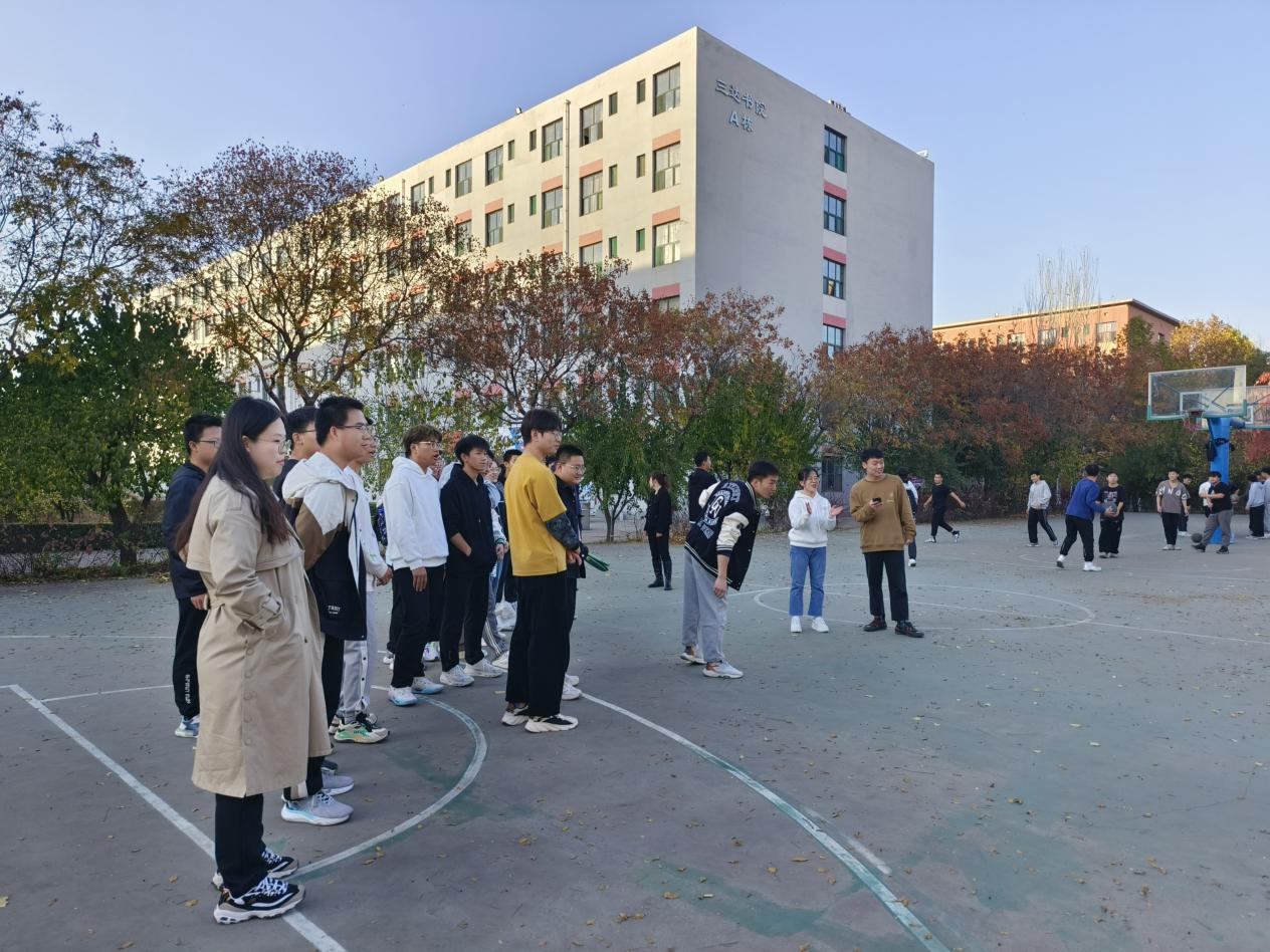 思政部教师携异科学生联手举办“快乐飞盘”团建活动